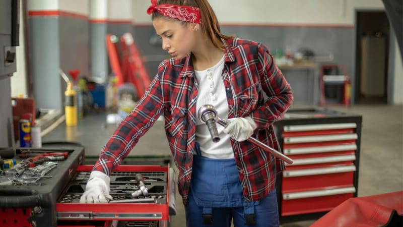 Kfz-Werkstatttisch - Metall oder HolzWerkstatttisch für Mechaniker?