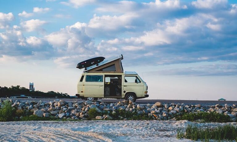 Volkswagen Transporter: Od ikony surferskiego stylu do wszechstronności na czterech kołach - historia legendarnego van-a