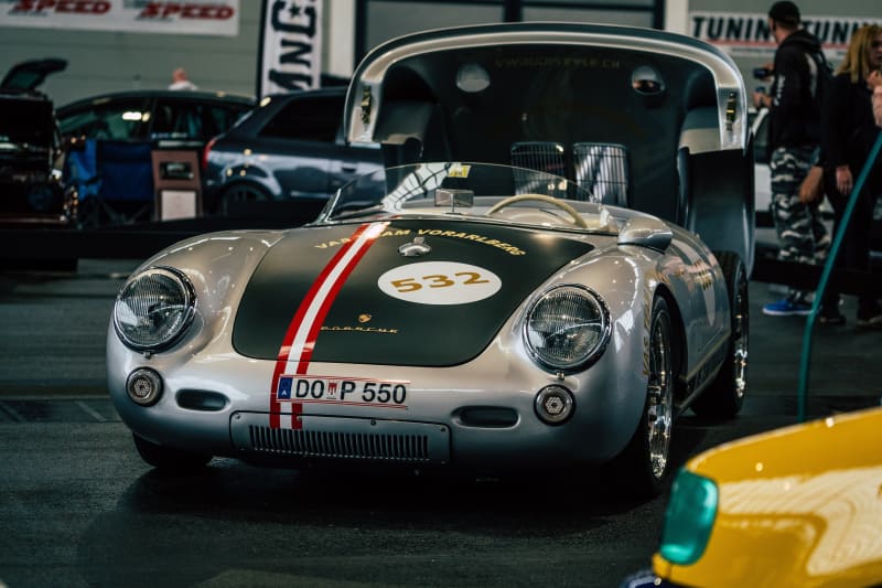 Porsche 550 dominiert im Rennsport 