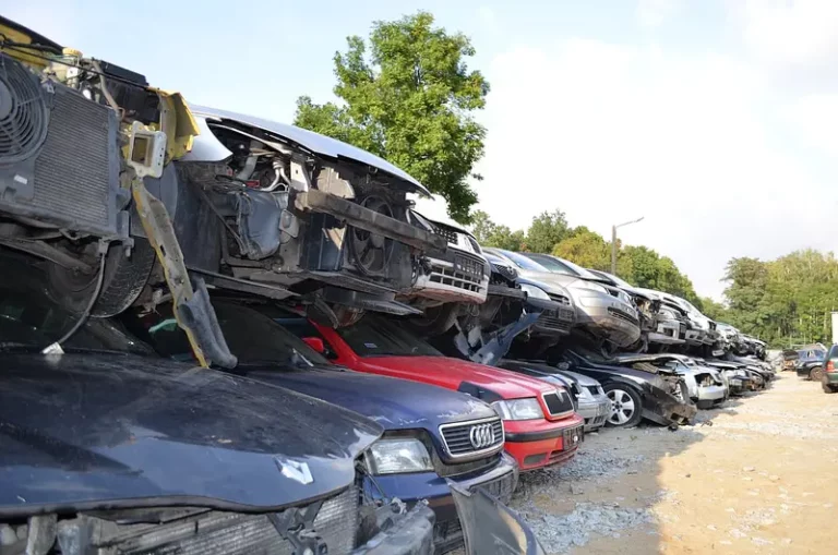 Jak przebiega złomowanie auta? Jakie dokumenty trzeba mieć przy sobie oddając auto na złom?